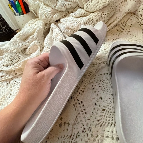 Size 10 white and blue Adidas sandals Synthetic upper
Slip-on
Round open toe - Picture 5 of 12